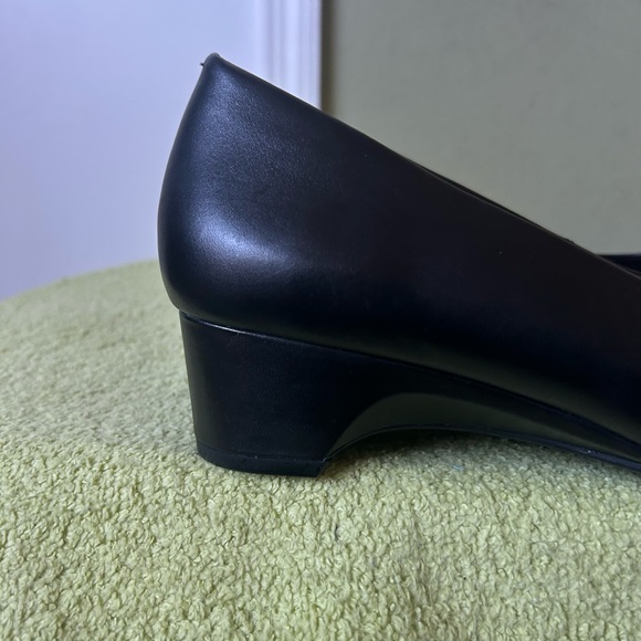 NWOB Taryn Rose Black Leather with cap Toe Floral Detail